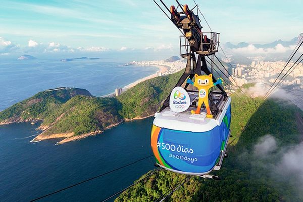 La mascota de los Juegos Olímpicos de Río 2016, Vinicius, emprende la cuenta regresiva para la cita. (Foto Prensa Libre: AFP)