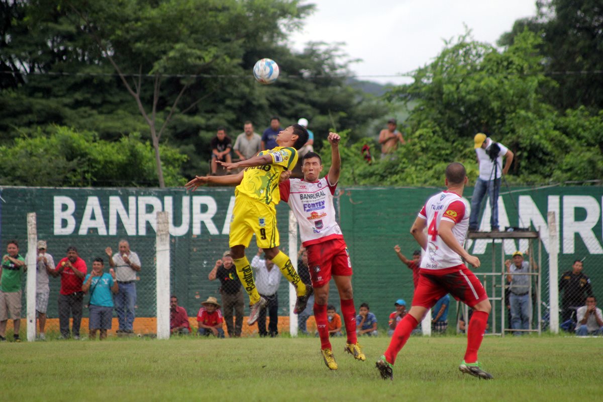 Kenwi Velásquez de Marquense y José Gracias de Mictlán pelean por el balón durante el juego. (Foto Prensa Libre: Hugo Oliva)