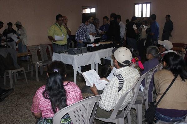Delegados de la aseguradora La Ceiba entregan formularios a familiares de víctimas.