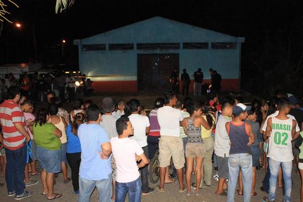 Las autoridades investigan la muerte del menor. (Foto Prensa Libre: Carlos Paredes)