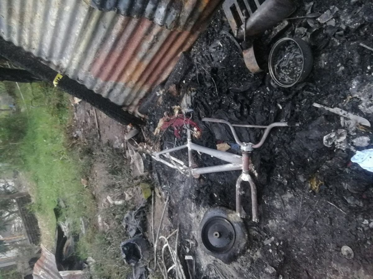 Una bicicleta quedó destruida y pertenece a la niña de 7 años que sobrevivió al incendio. Los padres de los menores no se encontraban cuando ocurrió el siniestro. (Foto Prensa Libre: Mario Morales)
