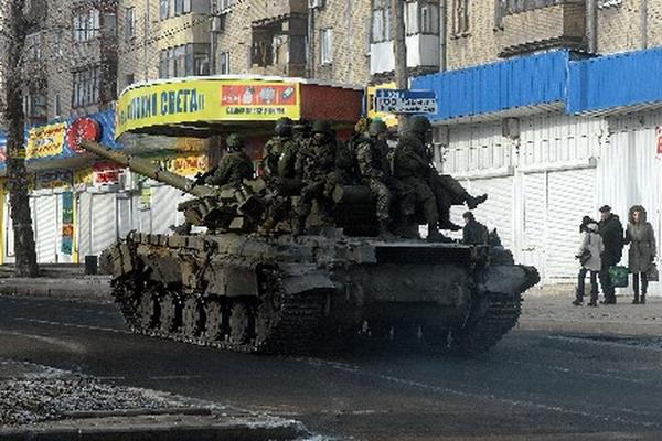 Rebeldes prorusos continúan con las hostilidades pese al acuerdo de alto el fuego firmado hace unos días. (Foto Prensa Libre: AFP)