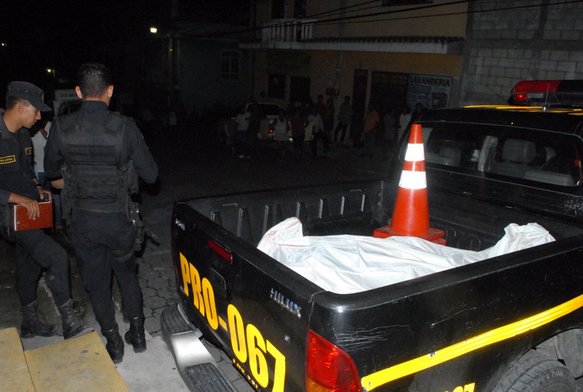 La víctima tenía heridas de arma blanca en la espalda y cabeza. (Foto Prensa Libre: Hugo Oliva)