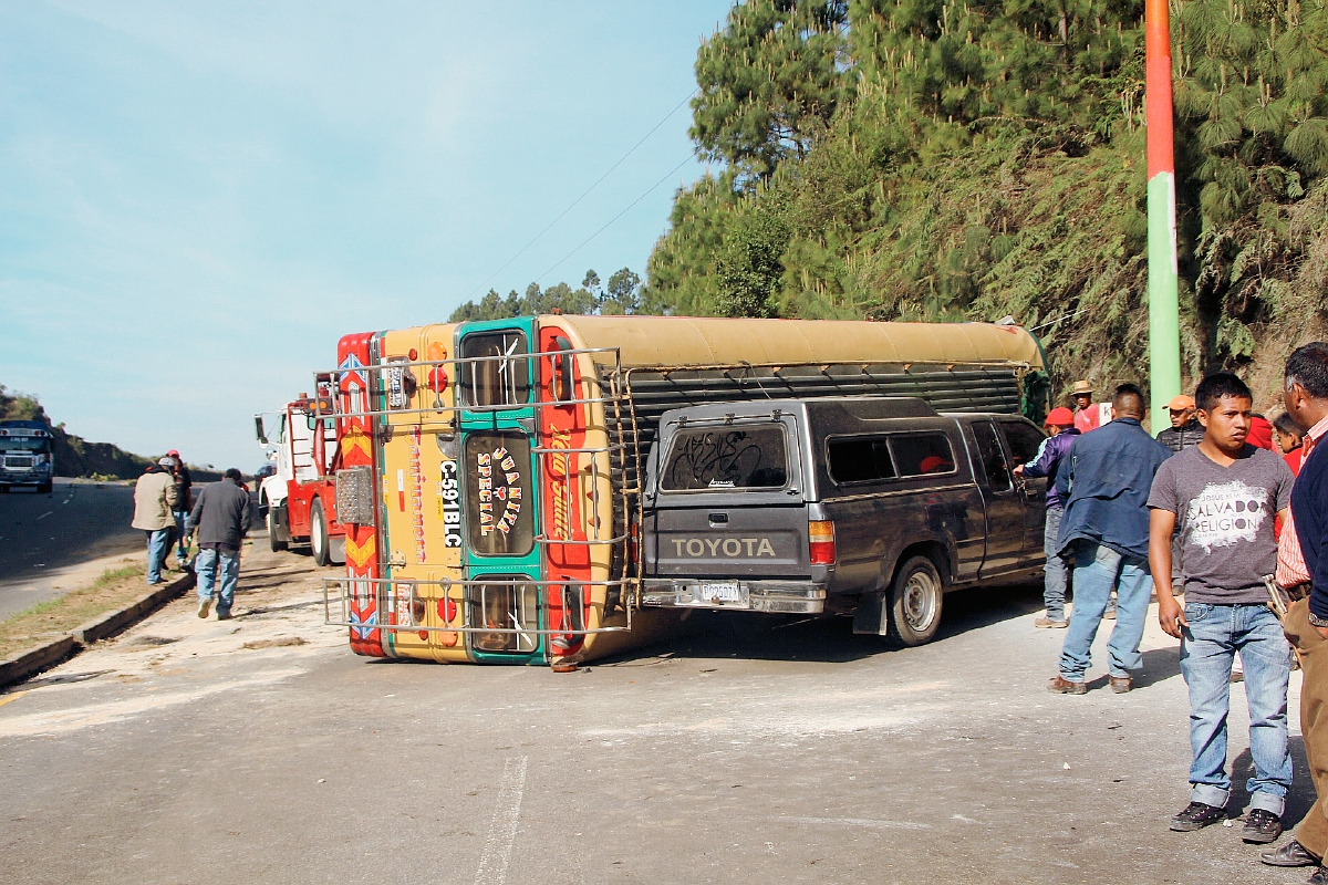 El autobús obstruye el paso en el km 167 de la ruta Interamericana, Nahualá, Sololá. (Foto Prensa Libre: Ángel Julajuj).