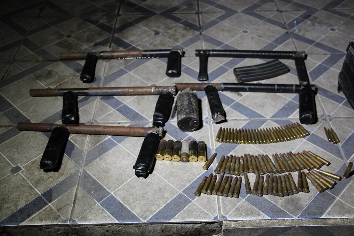 A los detenidos de les incautó cinco armas de fuego hechizas y varias municiones. (Foto Prensa Libre: PNC)