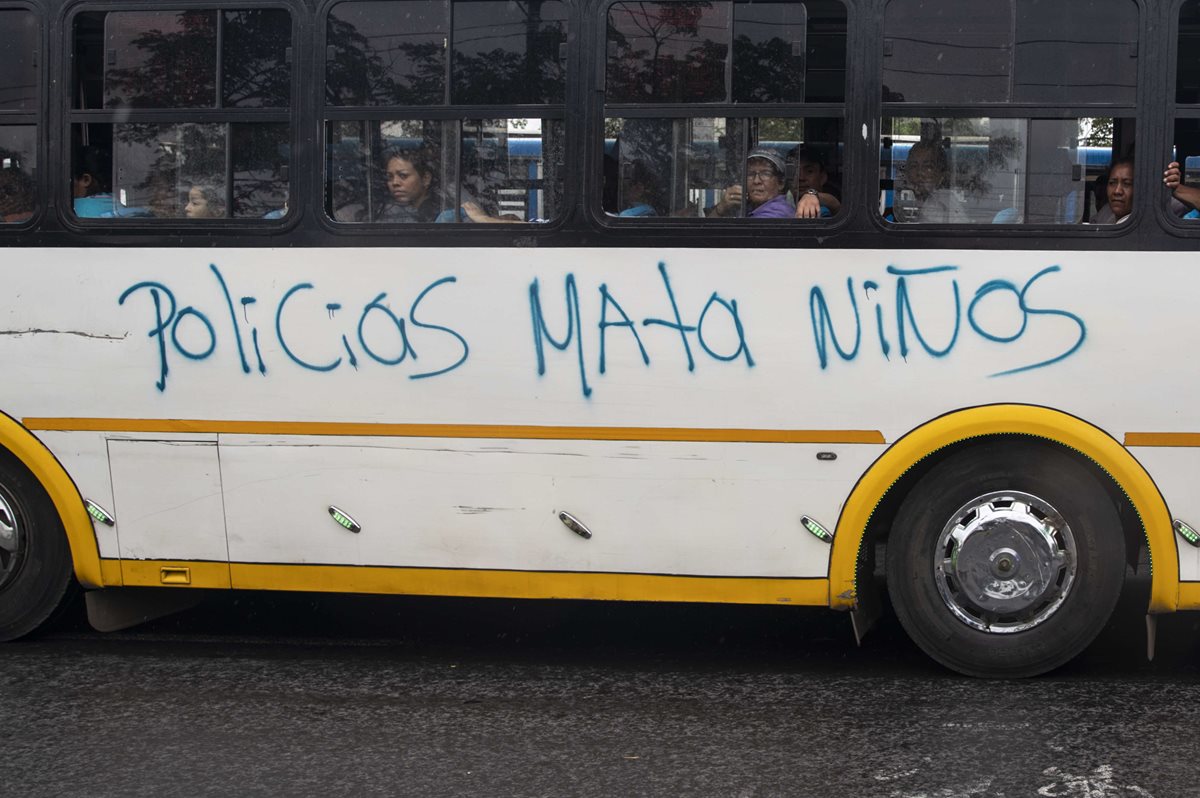 En el día numero 107 de protestas contra el gobierno de Daniel Ortega, frente a la Universidad Centroamericana (UCA), en Managua (Nicaragua) se visualizaba esta leyenda sobre un autobús. (Foto Prensa Libre: EFE)