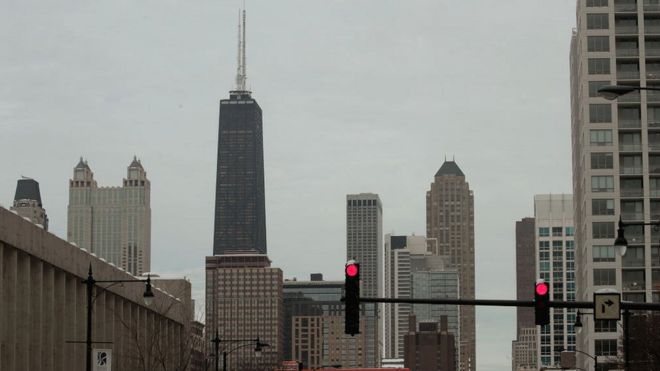 El edificio Hancock (a la izquierda, con dos antenas grandes) es el cuarto rascacielos más alto de Chicago. GETTY IMAGES