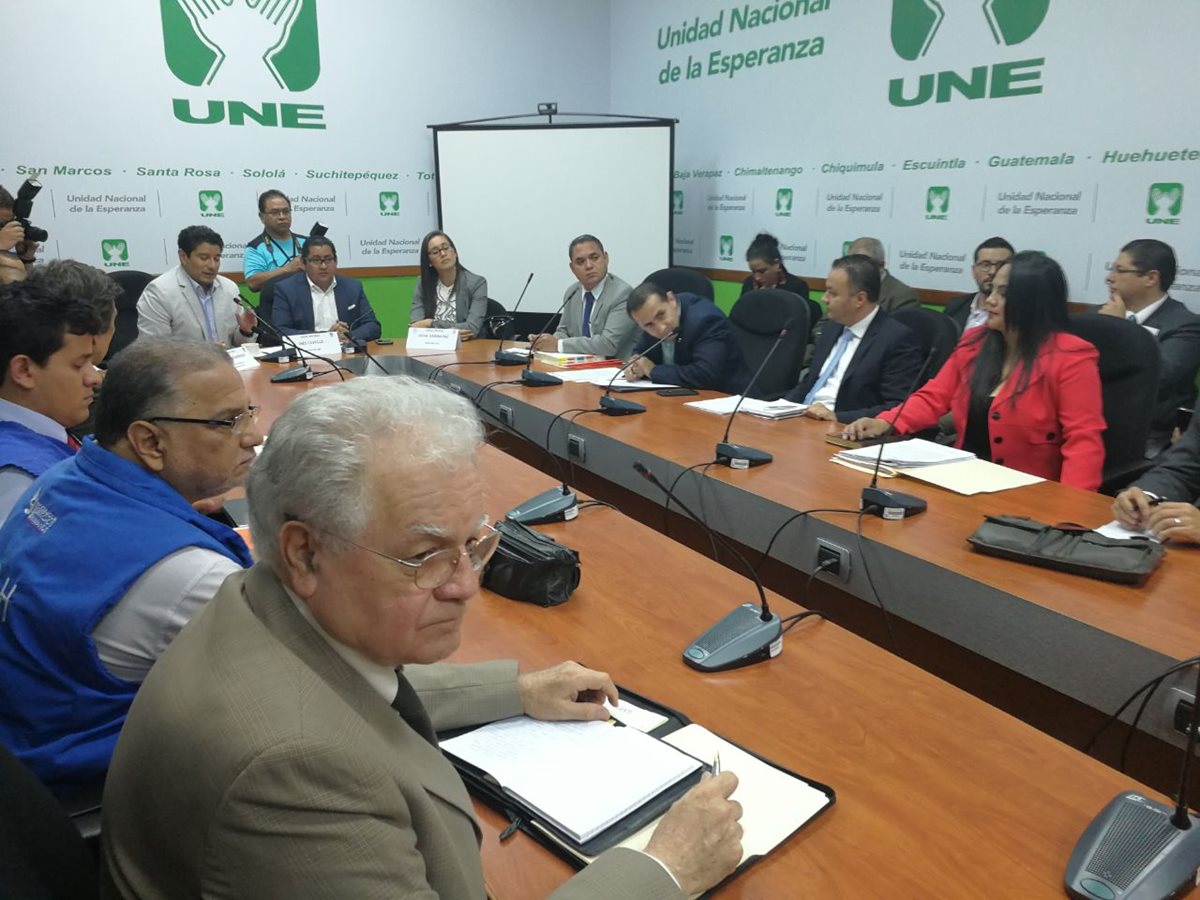 Diputados de la UNE se reunieron con representantes de diferentes sectores para analizar el conflicto causado en Casillas, Santa Rosa, por las actividades mineras. (Foto Prensa Libre: César Pérez)
