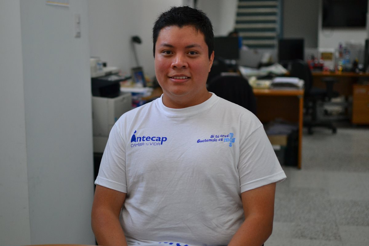 Jorge Ávila, de 29 años, creó la aplicación como parte de un curso que recibió en Intecap.(Foto Prensa Libre: Ángel Elías).