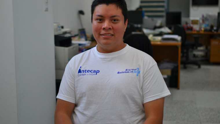 Jorge Ávila, de 29 años, creó la aplicación como parte de un curso que recibió en Intecap.(Foto Prensa Libre: Ángel Elías).