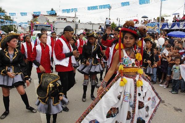 Estudiantes participan en el desfile inaugural de la feria departamental de Baja Verapaz.