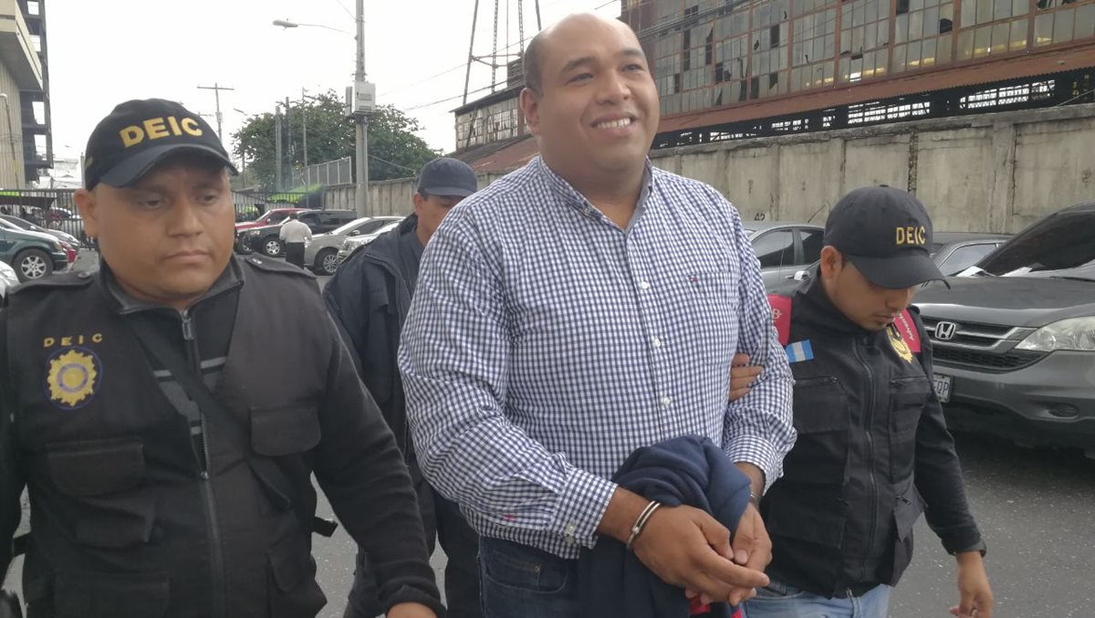 Abogado Benjamín Estrada llega a Torre de Tribunales para conocer los motivos de su detención. (Foto Prensa Libre: Paulo Raquec)