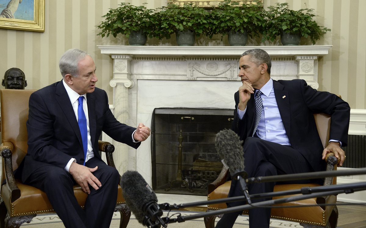 El primer ministro israelí, Benjamin Netanyahu (izq), conversa con el presidente estadounidense Barack Obama, (der), durante la reunión en la Casa Blanca. (Foto Prensa Libre: EFE).
