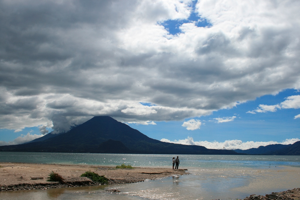 El Lago de Atitlán es una zona turística rica en la cultura maya. (Foto Prensa Libre: AP)