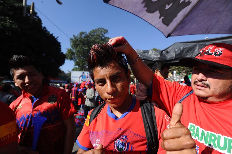 La afición roja llegará este sábado al Doroteo Guamuch Flores para apoyar a su equipo en busca del pase a la final. (Foto Prensa Libre: Francisco Sánchez)