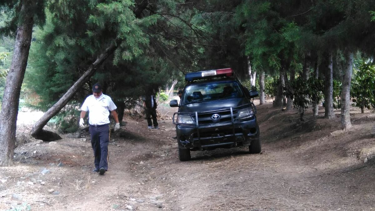 Área donde fue encontrado el cuerpo de un hombre sin identificar de aproximadamente 25 años. (Foto Prensa Libre: Érick Ávila)