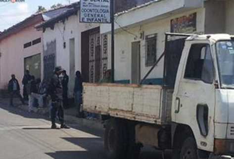 La droga era transportada en un camión con placas guatemaltecas C-460BBV. (Foto Prensa Libre: La Prensa Gráfica/El Salvador)