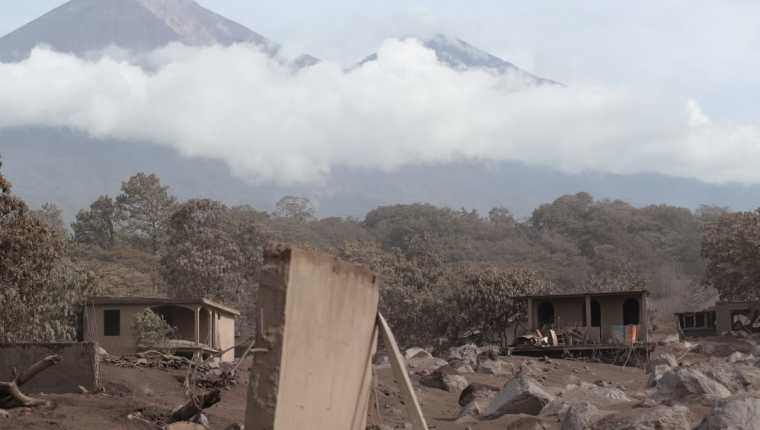 Diputados señalaron de negligencia a las autoridades del Insivumeh y la Conred por la tragedia ocasionada por al erupción del Volcán de Fuego. (Foto Prensa Libre: Estuardo Paredes)