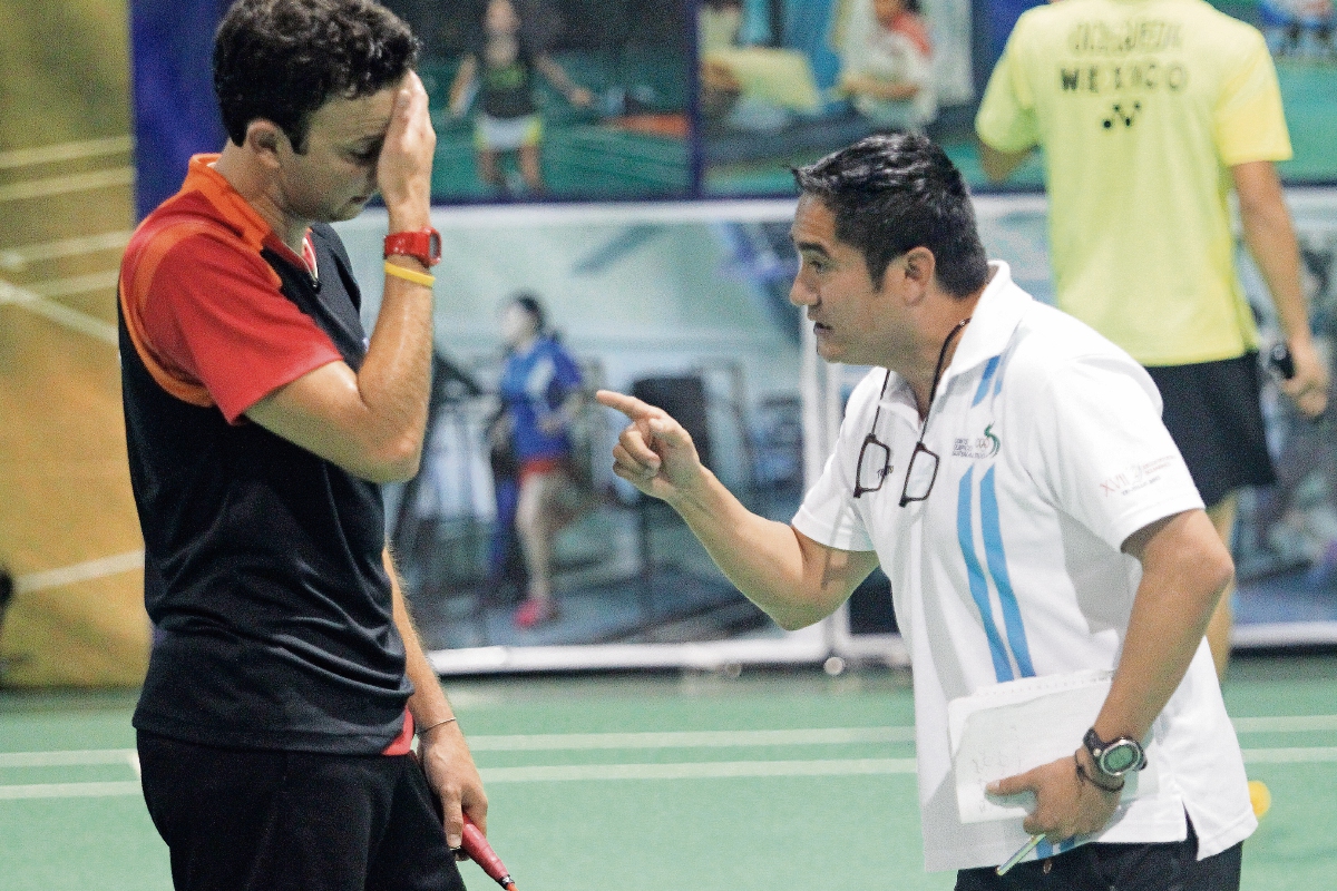 Kevin Cordón conversa con su entrenador José María Solis en una de las prácticas en la Federación de Bádmintos. (Foto Prensa Libre:Oscar Felipe)