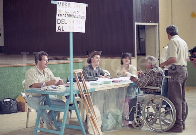 Una persona discapacitada vota el 16 de mayo de 1999, día de la consulta popular. (Foto: Hemeroteca PL)