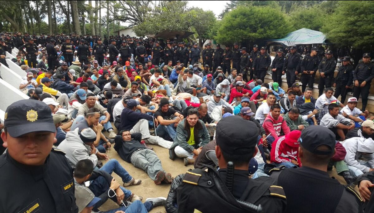 Autoridades efectúan un operativo en la cárcel Pavón, un día después de la muerte del reo Byron Lima. (Foto Prensa Libre: Hemeroteca PL)
