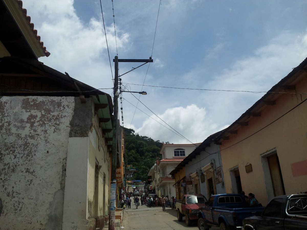 En La Unión, Zacapa, autoridades municipales declararon lesivo un contrato de arrendamiento de lámparas para el alumbrado público. (Foto Prensa Libre: Víctor Gómez)