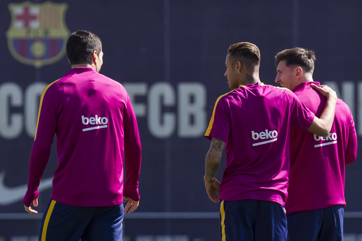 Los delanteros del Barcelona, el uruguayo Luis Suarez, el brasileño Neymar Jr y el argentino Leo Messi, durante el entrenamiento de ayer previo al juego contra La Coruña. (Foto Prensa Libre: EFE)