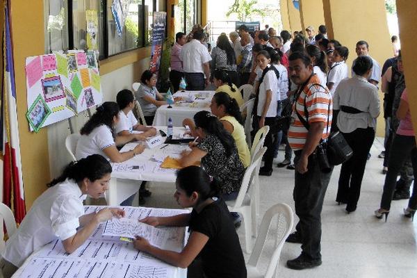 estudiantes próximos   a graduarse de diversificado y profesionales acudieron a la Feria de Becas,  que se organizó en Zacapa.