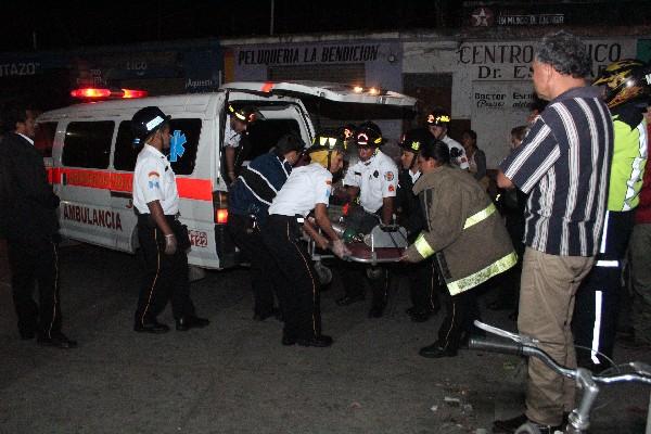 bomberos trasladan a  Isaías de la Cruz Cortés hacia el hospital de Jalapa.