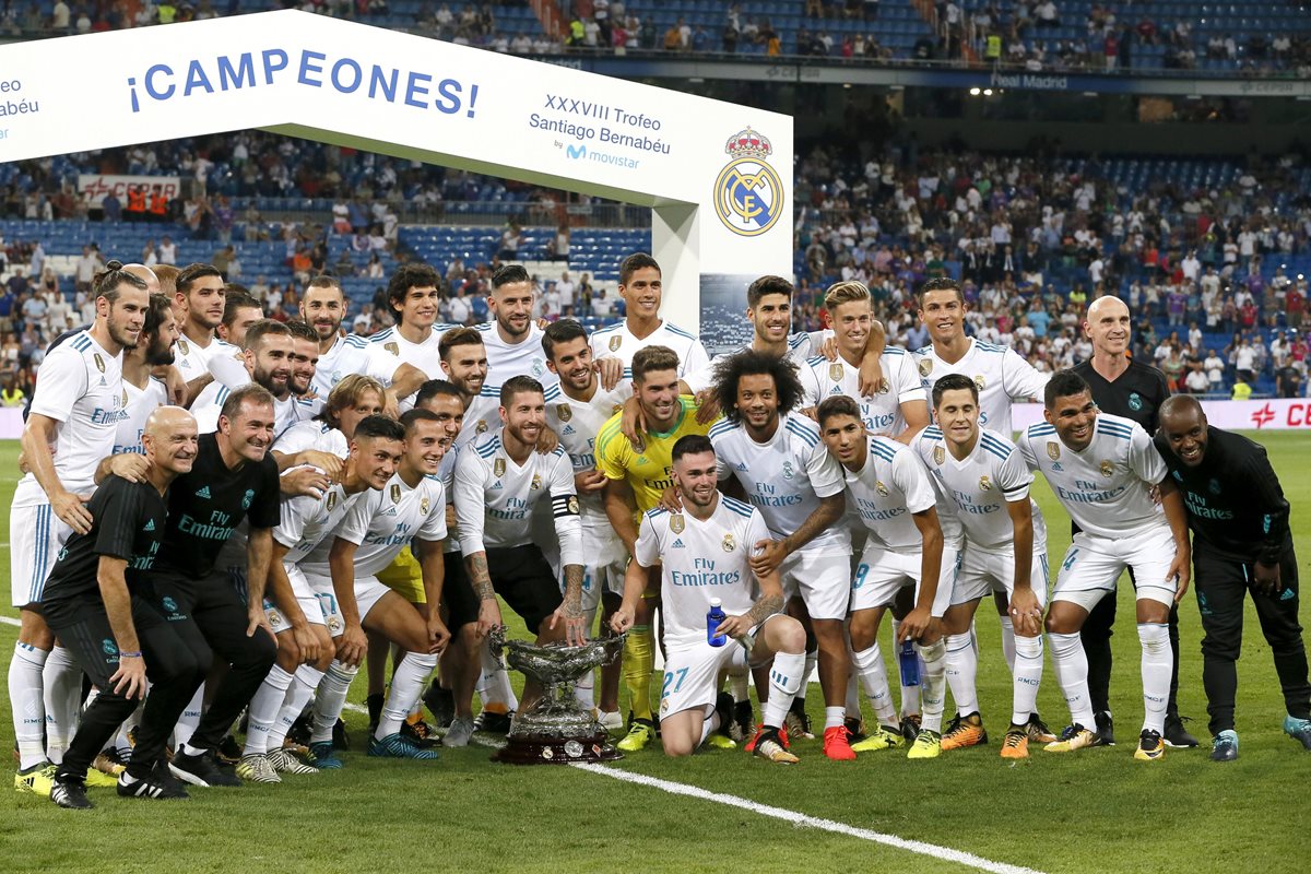 Los jugadores posan con el trofeo Santiago Bernabéu que ganaron frente a la Fiorentina. (Foto Prensa Libre: EFE)
