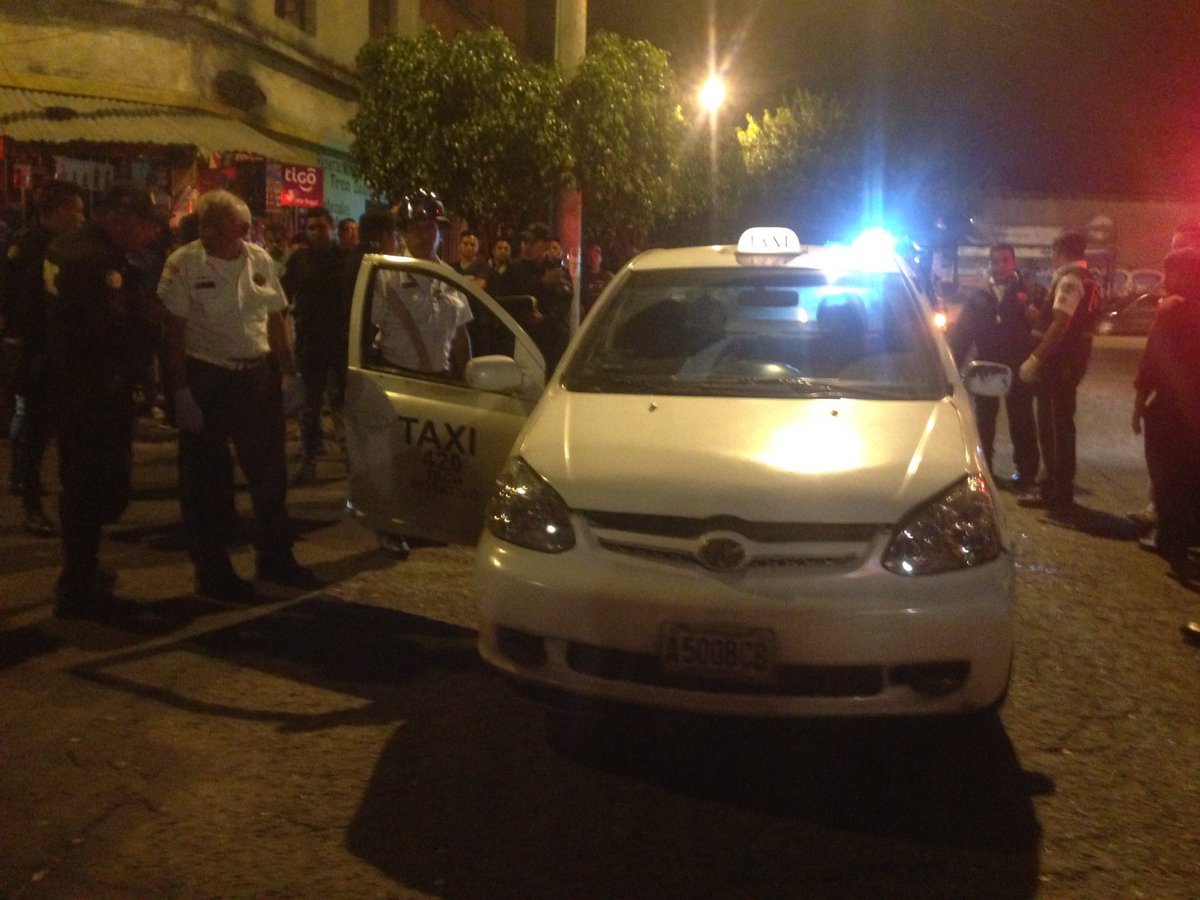 Taxi atacado a balazos en la zona 3 capitalina. (Foto Prensa Libre: Bomberos Voluntarios).