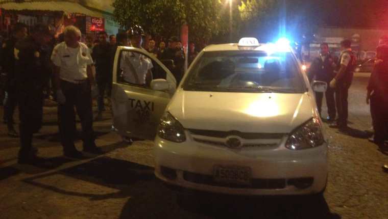 Taxi atacado a balazos en la zona 3 capitalina. (Foto Prensa Libre: Bomberos Voluntarios).
