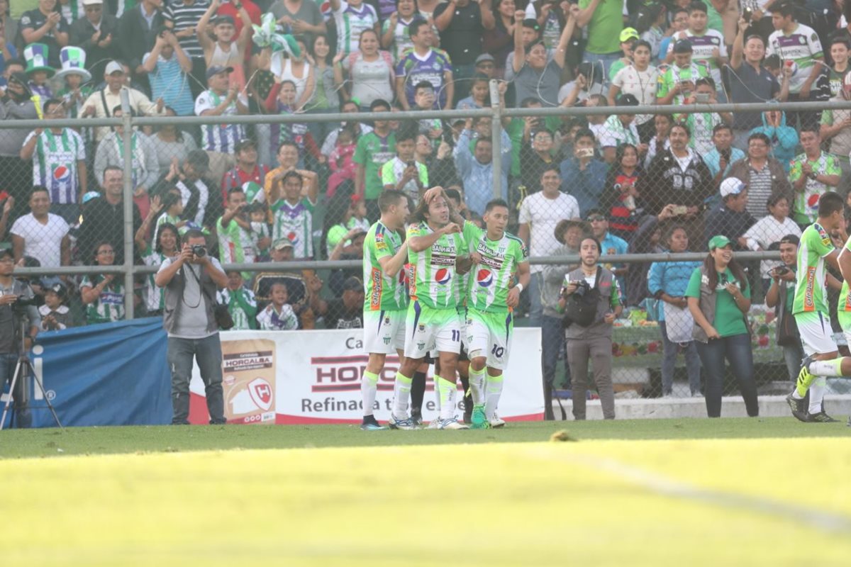 Agustín Herrera festeja con sus compañeros y aficionados, después de anotar el gol del pase a la final. (Foto Prensa Libre: Francisco Sánchez)