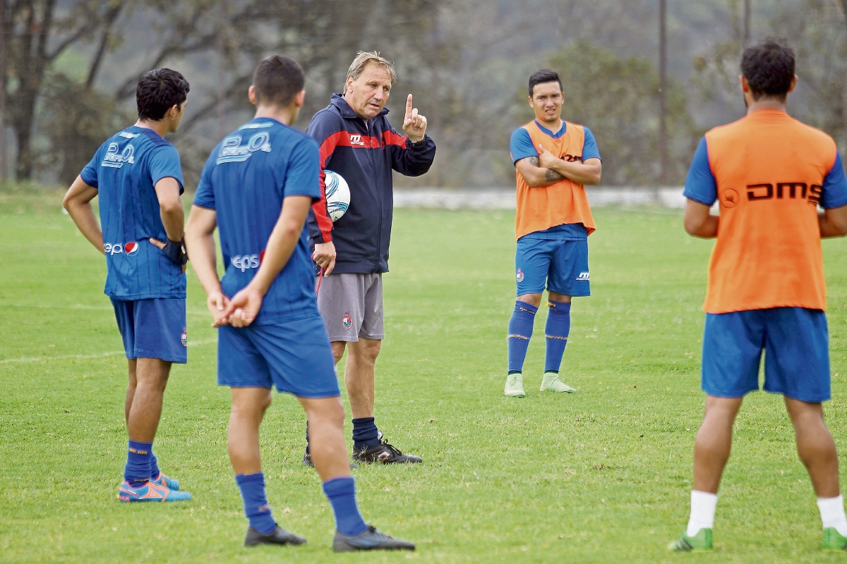 Enzo Trossero busca que su equipo mantenga la regularidad en el campeonato. (Foto Prensa Libre: Allan Martínez)