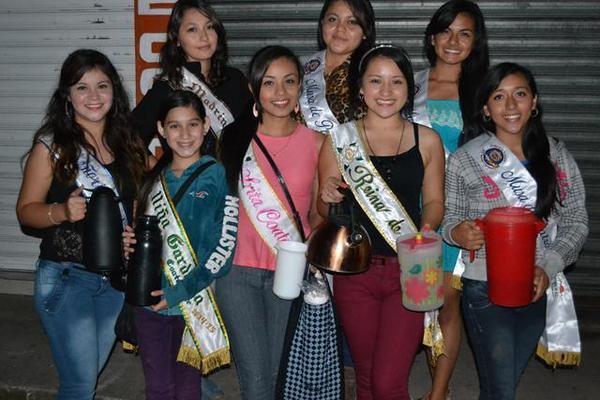 Representantes de belleza de Coatepeque, quienes comparten alimentos con personas necesitadas. (Foto Prensa Libre: Édgar Girón) <br _mce_bogus="1"/>