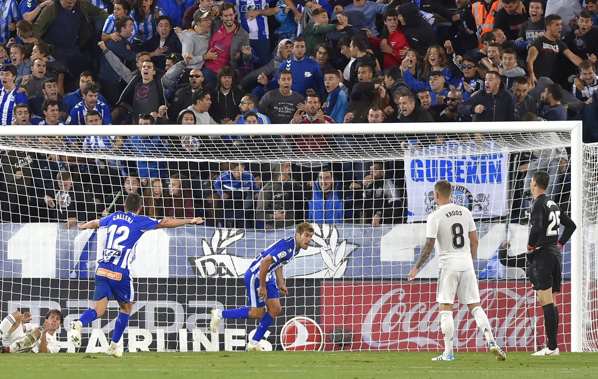 Manu anotó el gol de la victoria para el Alavés que ahora es colíder de La Liga junto al Barcelona y el Real Madrid. (Foto Prensa Libre: AFP)