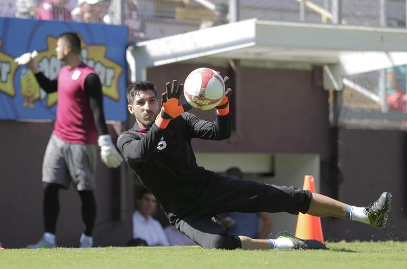 El exportero panameño de Municipal, Jaime Penedo, habría renunciado del Saprissa de Costa Rica, después de quedar eliminados del torneo. (Foto Prensa Libre: cortesía La Nación)