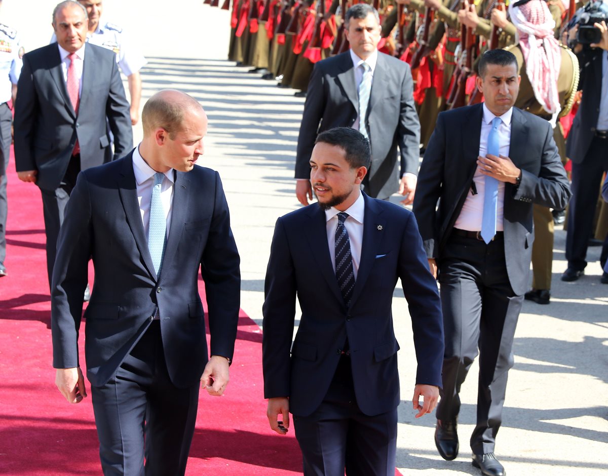 Los príncipes Guillermo de Inglaterra y Hussein bin Abdullah de Jordania durante el cortejo de bienvenida. (Foto Prensa Libre: AFP