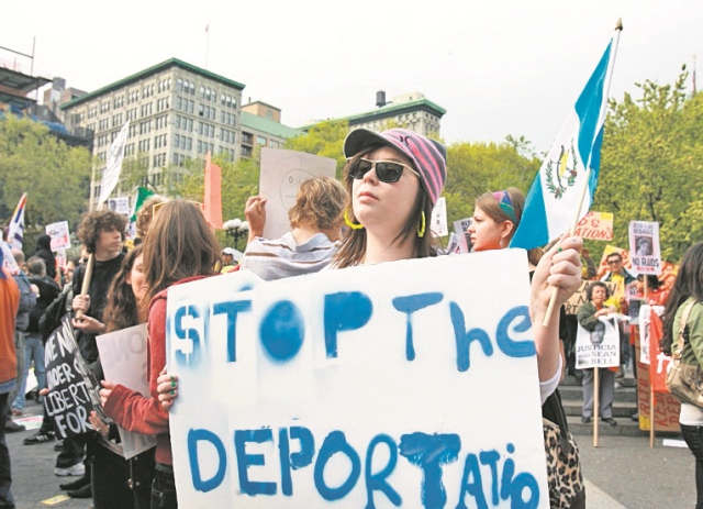 Una guatemalteca muestra un cartel con el mensaje "alto a las deportaciones", durante una protesta en EE. UU. (Foto Prensa Libre: Hemeroteca PL)
