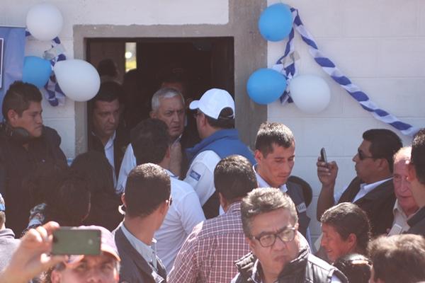 El presidente Otto Pérez Molina llegó este 24 de diciembre a entregar casas a San Marcos, a afectados por el terremoto del 2012. (Foto Prensa Libre: Aroldo Marroquín)