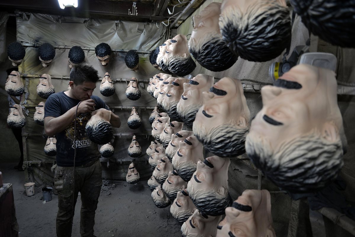 Parte del proceso de elaboración de los disfraces. (Foto Prensa Libre: AP).