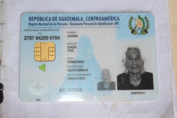 El año  pasado, Juana Chox tramitó su DPI. (Foto Prensa Libre: Ángel Julajuj)