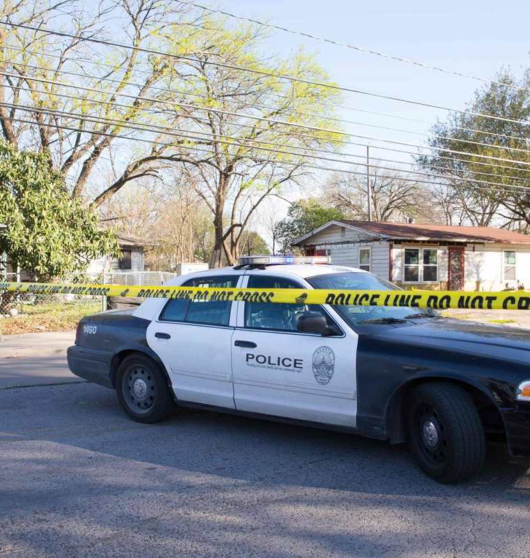 La escena la Policia investiga cerca de la calle Galindo en Austin, Texas, donde una mujer de 70 años resultó herida en una explosión. (AFP).