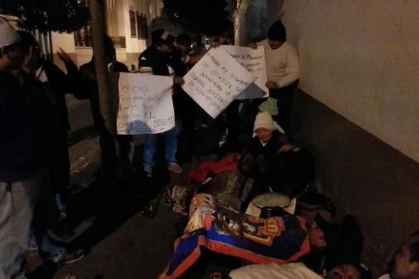 Un grupo de vecinos pernocta afuera de la Casa Presidencial por un comedor seguro cerrado en Masagua, Escuintla. (Foto Prensa Libre: Rodrigo Méndez)