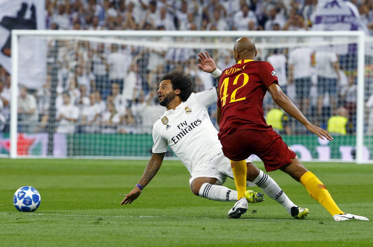 Marcelo resbala ante el centrocampista francés de la Roma, Steven Nzonzi. (Foto Prensa Libre: EFE).