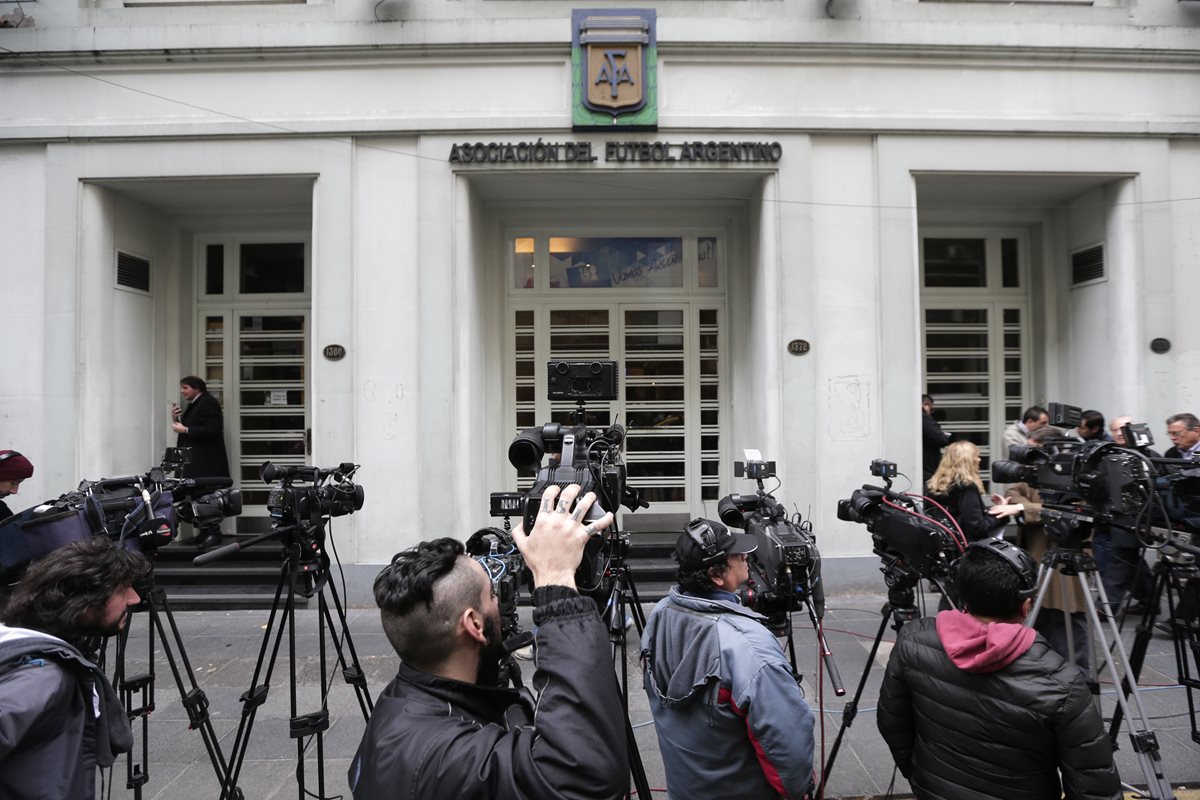 Periodistas esperan a las afueras del edificio de la AFA que fue intervenida este viernes por la FIFA. (Fotoo Prensa Libre: AP)