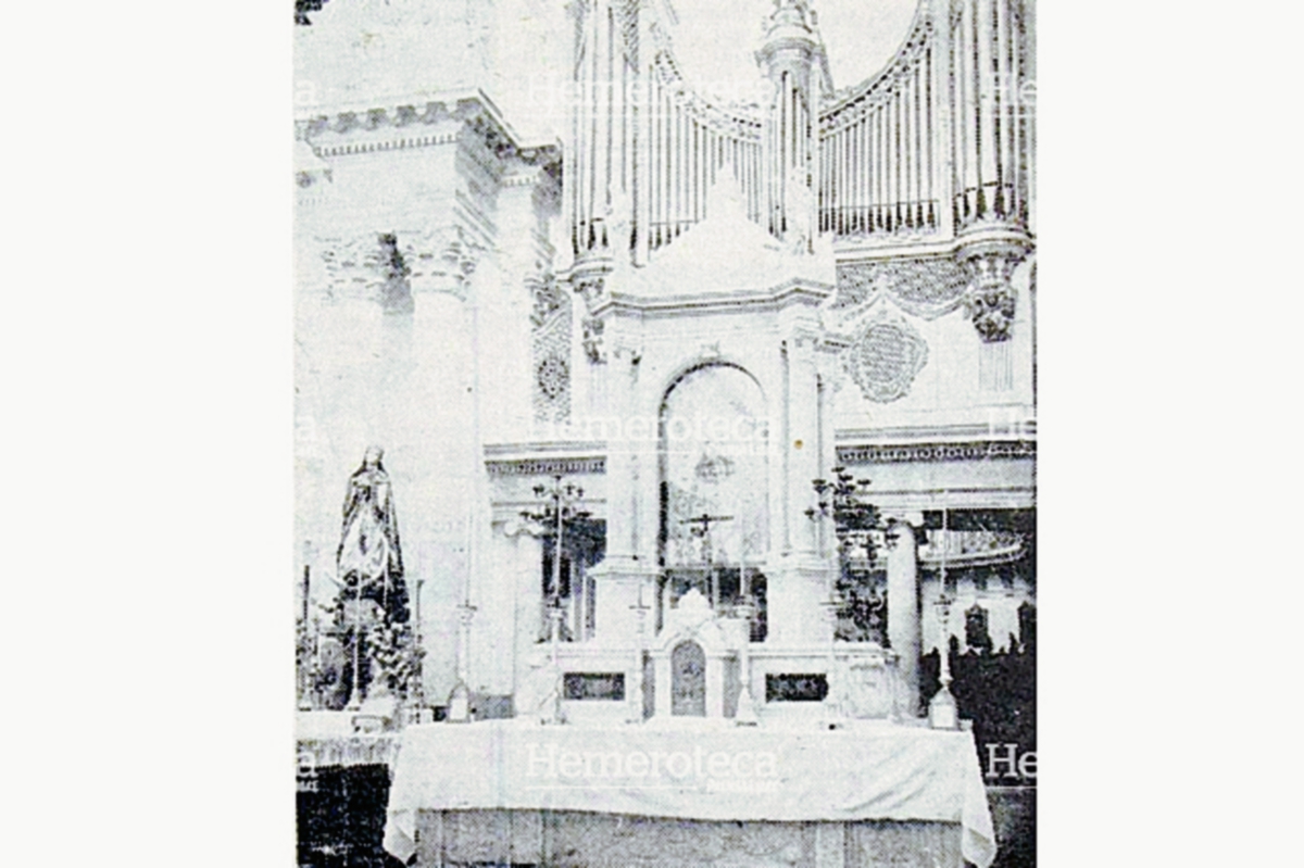 El primitivo altar mayor de la Catedral días antes de ser destruido en 1917. (Foto: Hemeroteca PL)