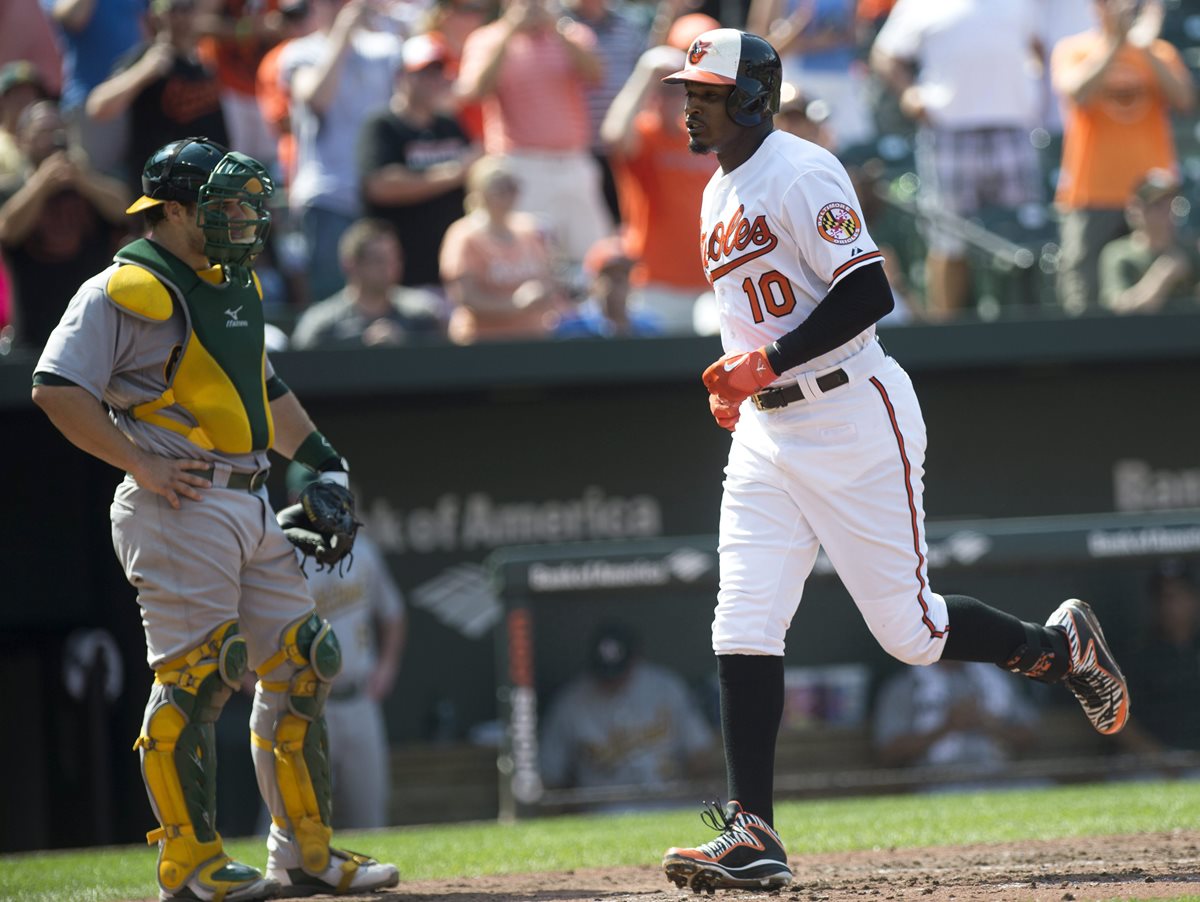 Adam Jones corre durante el encuentro de esta tarde luego de conectar un cuadrangular. (Foto Prensa Libre: EFE)