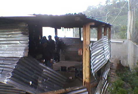 Bodega destruida por pobladores. (Foto cortesía de Hidro Santa Cruz)