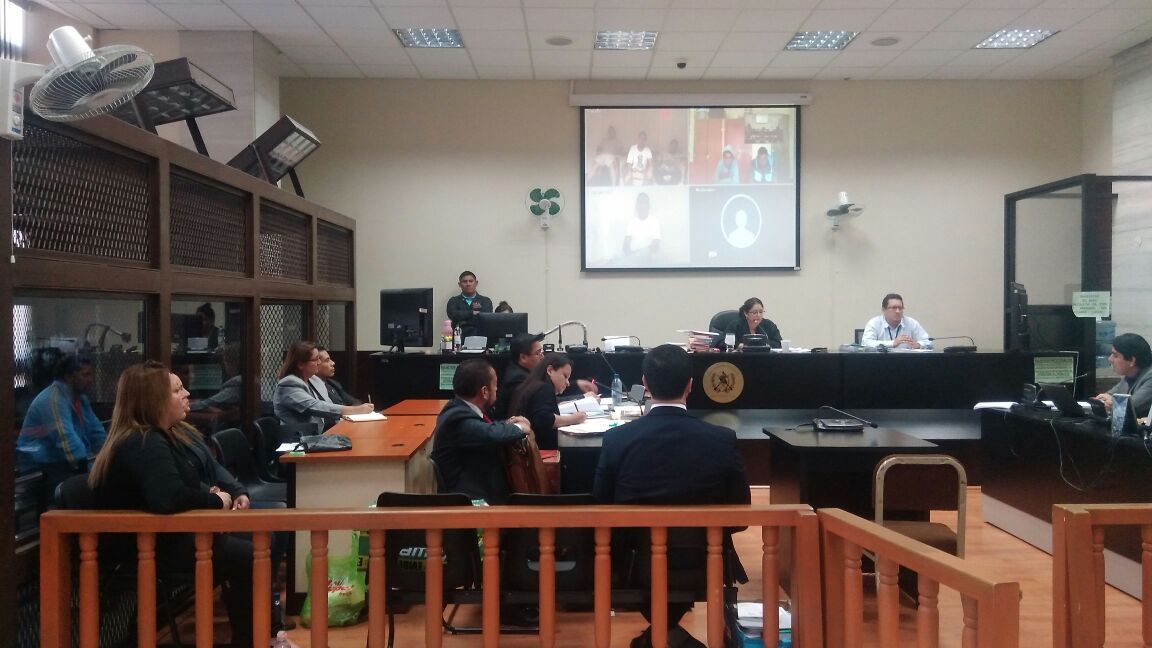 Sindicados en la muerte de Byron Lima escuchan la audiencia de primera declaración a través de videoconferencia. (Foto Prensa Libre: Carlos Hernández)